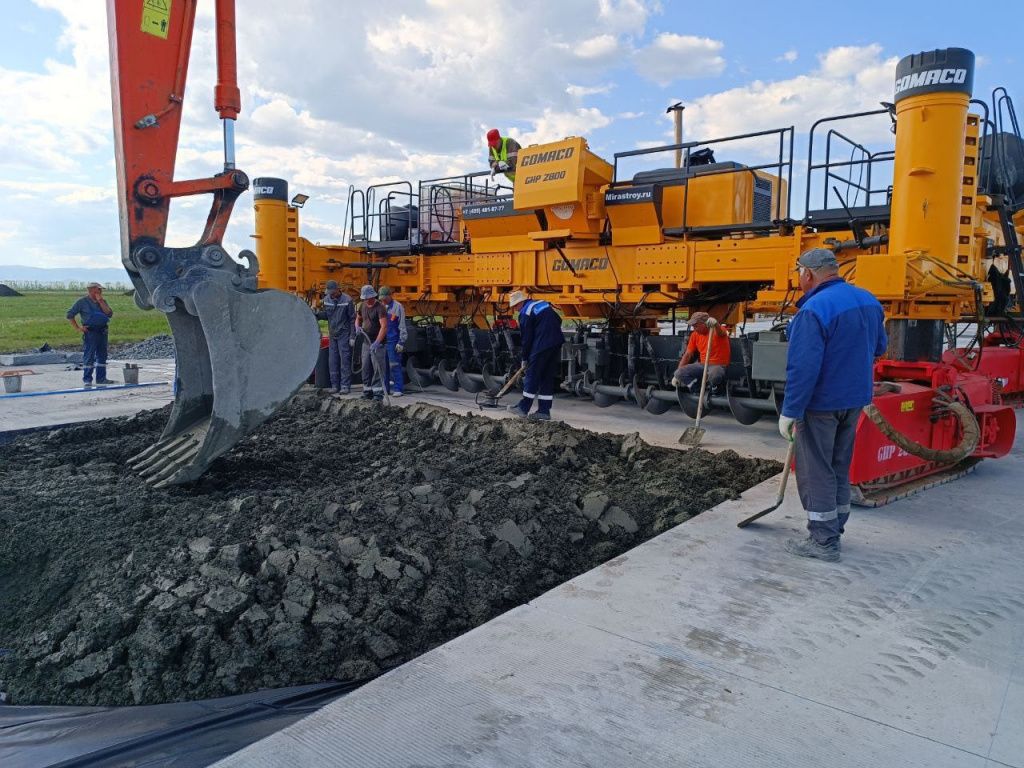 Бетоноукладчик GOMACO GHP 2800 (утро).jpg